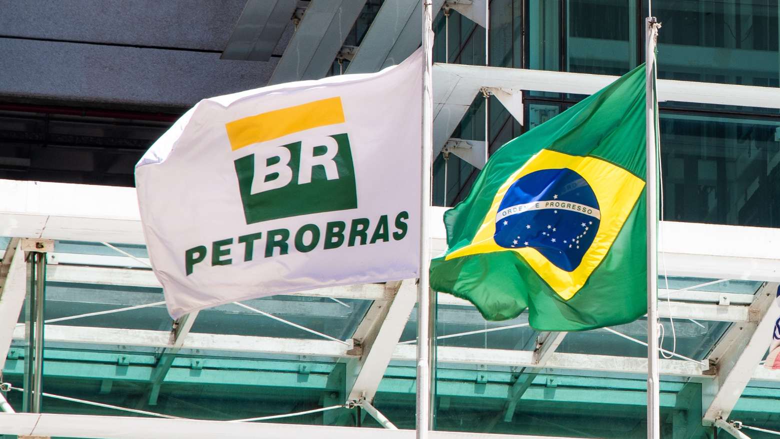 Ibovespa avança levemente impulsionado por Petrobras e bancos